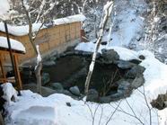 雪の露天風呂です。全国でも10位以内に入る豪雪地帯の雪景色を露天風呂につかりながら楽しんでみませんか？
